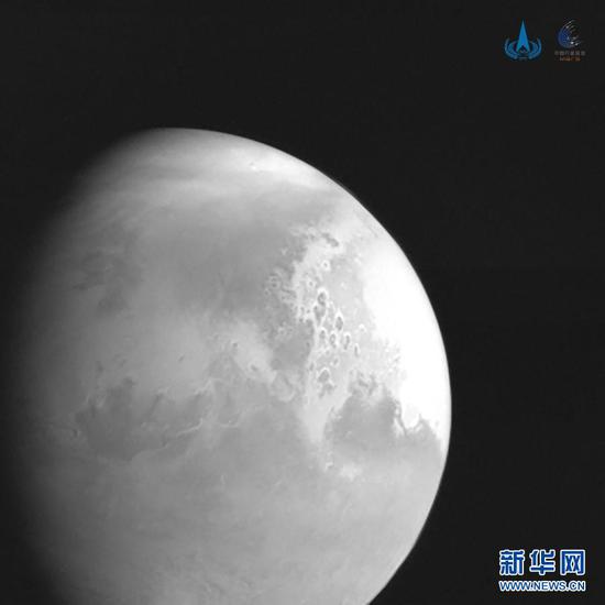 这是国家航天局公布的“天问一号”在距离火星约220万公里处获取的首幅火星图像。
