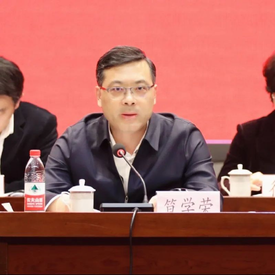 无锡市卫生健康委党委书记、主任笪学荣作全系统党风廉政和行风建设工作报告。