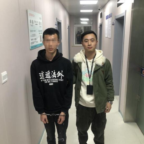 穿“逍遥法外”字样卫衣引民警注意 一网上追逃人员落网