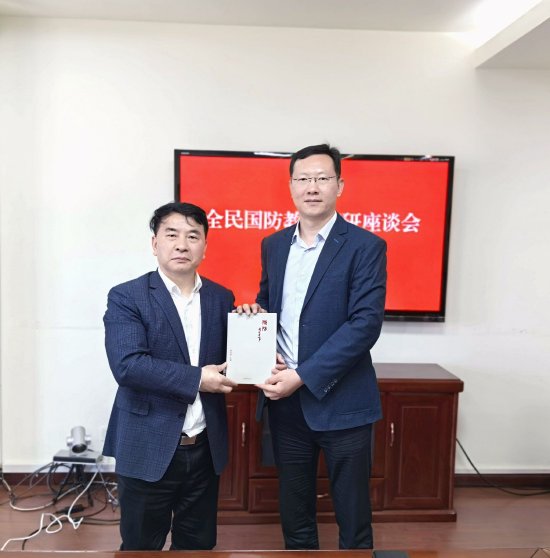 赵清林向连云港市委宣传部副部长李武赠送“微防”读本