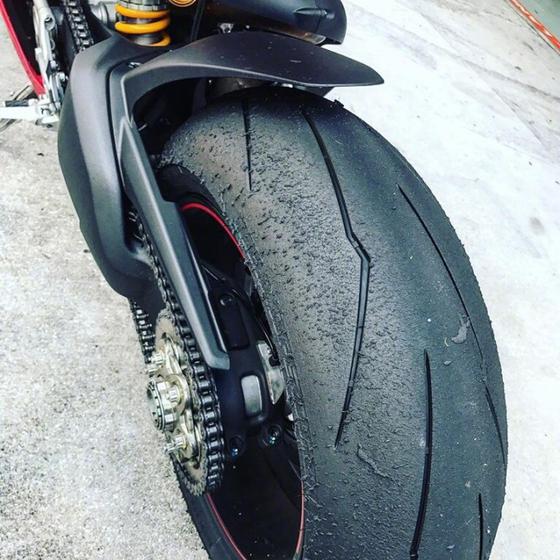 男子停摩托时不慎按了油门 连人带车坠下山崖