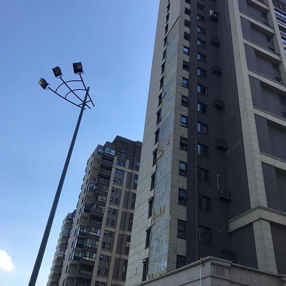 绿地南京楼盘被台风刮落100多平米外墙 交付不到1年