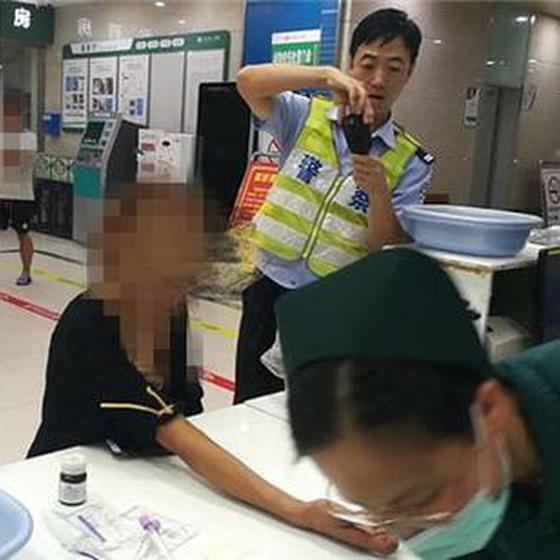 追尾后被对方漫天要价 酒驾女子竟报警举报自己