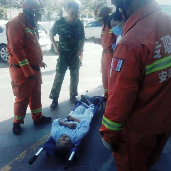 小区停水停电一周 26楼老人被困消防爬楼梯营救