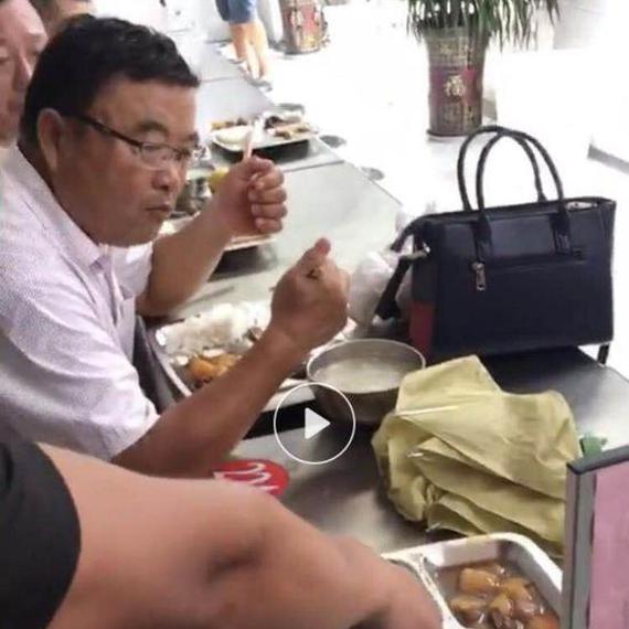 多名孩子抢盘青菜而老师独享鱼肉？ 邳州学校回应