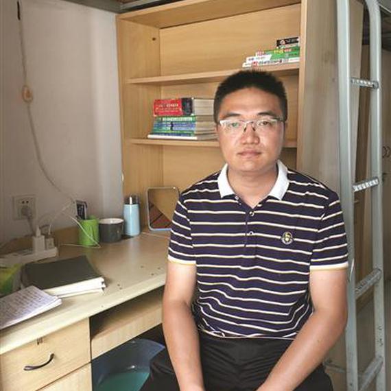 27岁新生再上大学：6年前曾退学 当过快递小哥和车床工