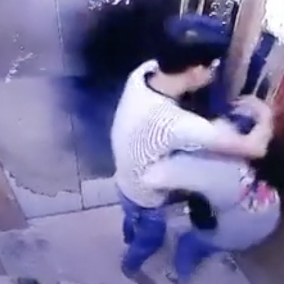 变态男电梯内搂抱猥亵女子 出电梯后仍不罢休