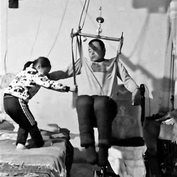 6岁女童直播照顾瘫痪父亲走红 每月获打赏4000元