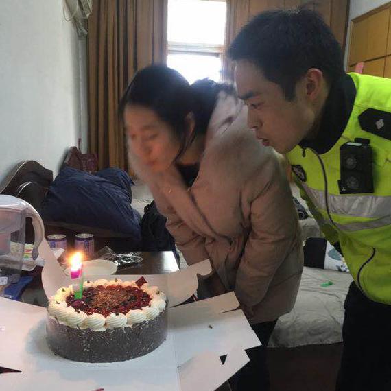 高速交警大年初三30岁生日 爱妻中午蛋糕送到岗位上