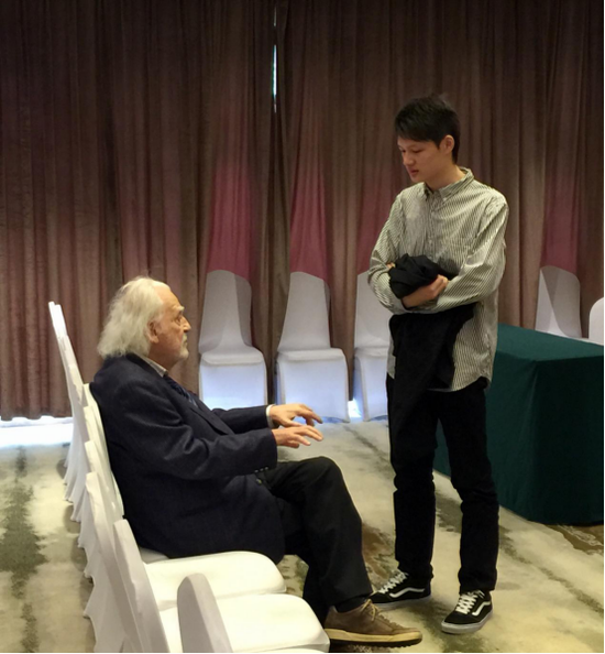 90岁的钢琴爷爷德慕斯弹哭了18岁的鞠小夫