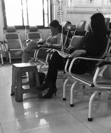 最美女老师！常州一教师边挂水边给学生批改习题