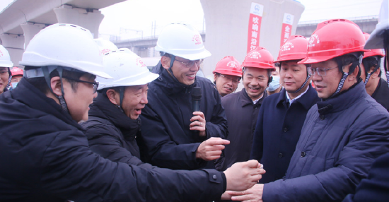 中国国家铁路集团有限公司副总经理王同军(右一)、中铁四局集团有限公司总经理韩永刚(右二)、中铁四局集团副总经理耿锦(右四)在中铁四局南沿江城际铁路站前1标段调研时现场观摩了主动式用电安全智能防护设备(资料图片)