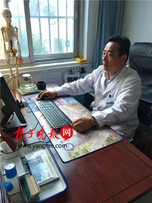 工作中的陈医生,图片由梁集卫生院提供
