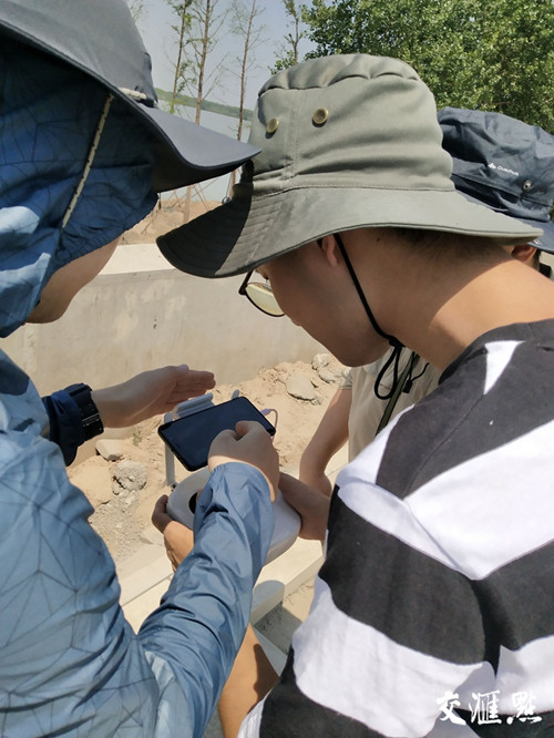 生态环境部工作人员通过无人机寻找排污口。交汇点记者吴琼摄