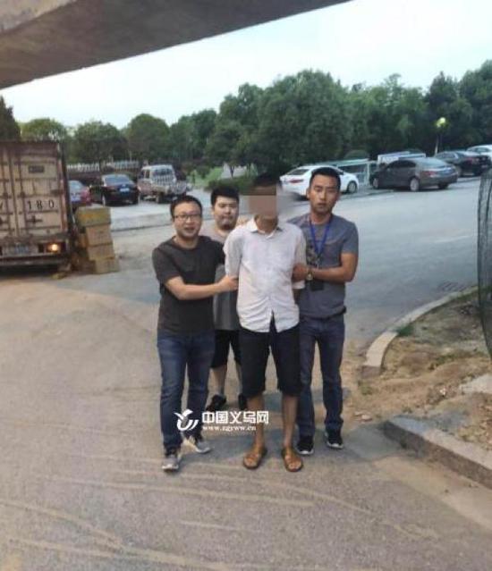 摊贩驾车撞倒城管队员反复碾压 涉故意杀人罪被逮捕