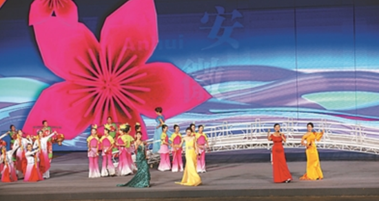 　　26日晚，2019运河文化嘉年华在扬州的城市生态中心——宋夹城体育休闲公园开幕。 新华报业视觉中心记者 赵亚玲摄
