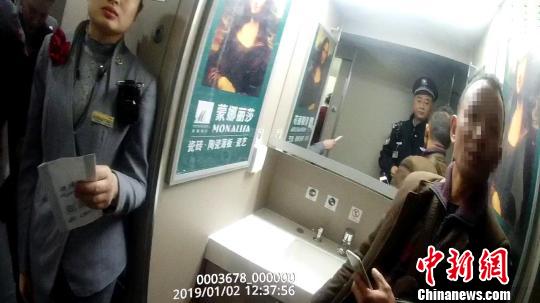 图为张某在高铁洗手间抽烟被当场查获。 郑州东站派出所供图 摄