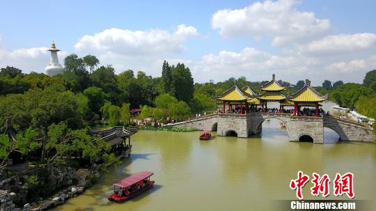 扬州打造公园城市，始终坚守瘦西湖景区“看不见任何现代建筑”的天际线。　孟德龙　摄