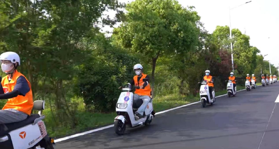“冠能探索队”驾驶冠能二代E8S征途中