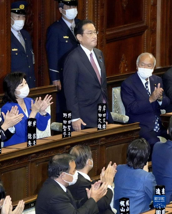 11月10日,在日本东京国会众议院,岸田文雄在当选首相后接受祝贺。新华社/共同社