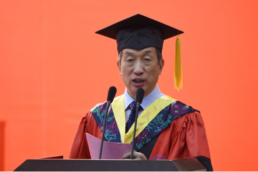 董增川副校长主持毕业典礼