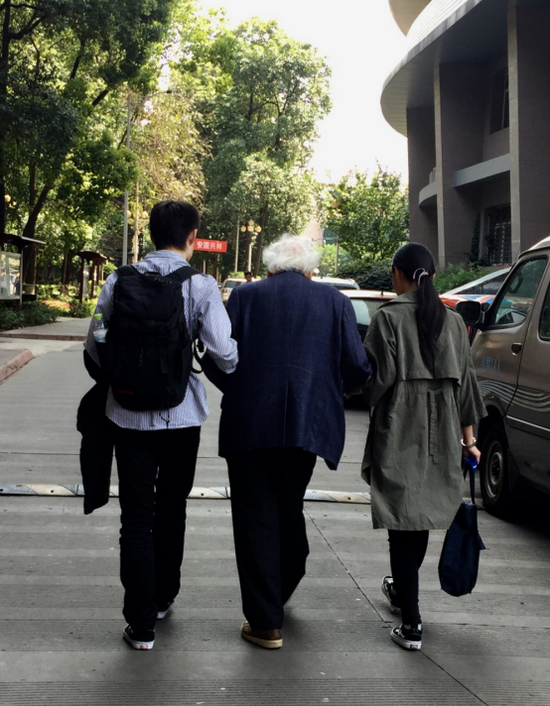 90岁的钢琴爷爷德慕斯弹哭了18岁的鞠小夫