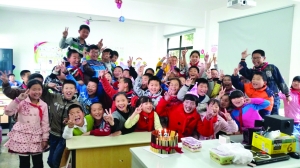 晶晶(戴生日帽的女孩)生前,班主任和同学们每个月都给她过生日,希望她向死而生