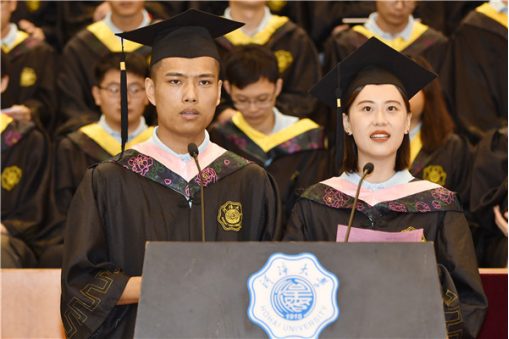 毕业生代表董济昊、周玮献词