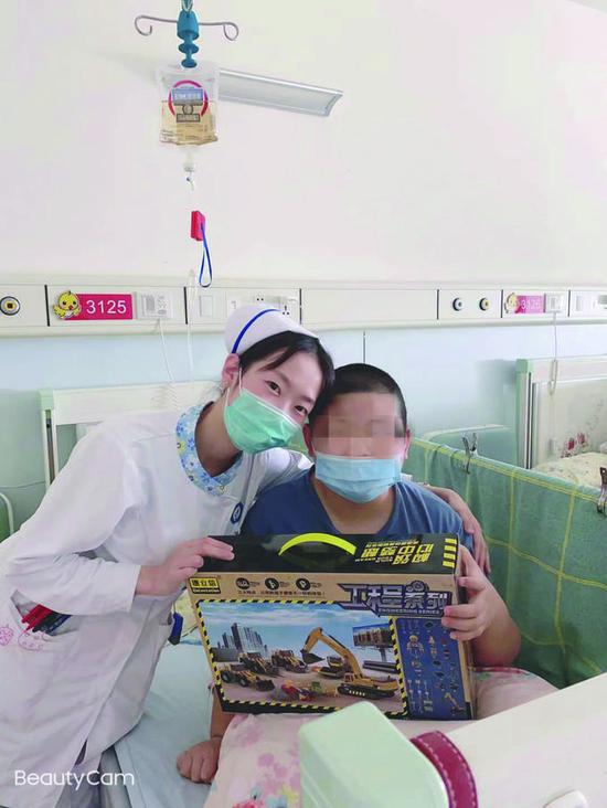 谢丽婷和患儿在一起