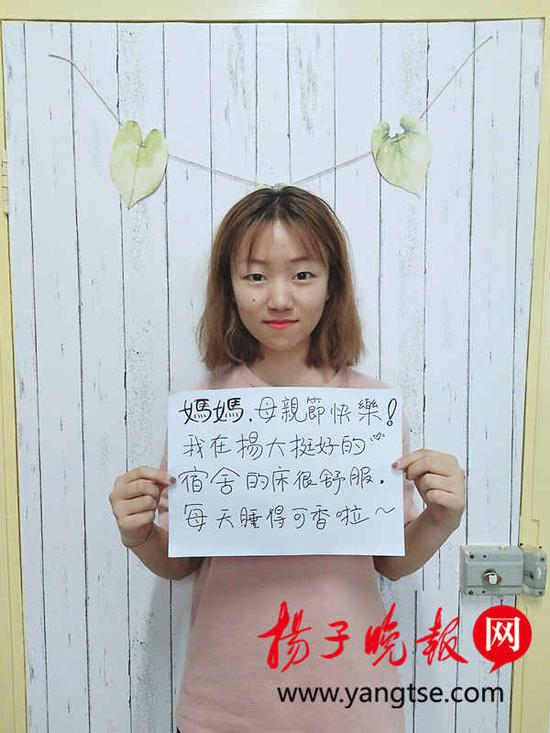 图为“准记者”举出的“孝心牌”