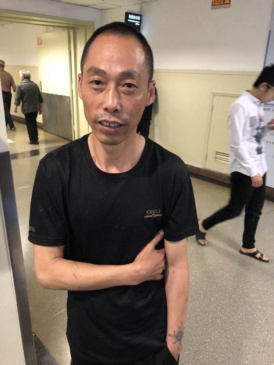 5岁男童6楼坠下  快递小哥用床单接娃自己摔倒受伤