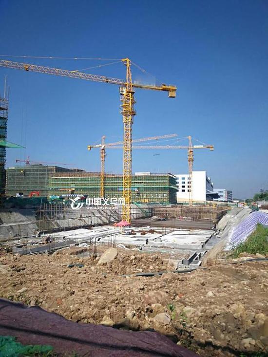 包工头遥控指挥2名水电工上演自杀闹剧讨薪被拘