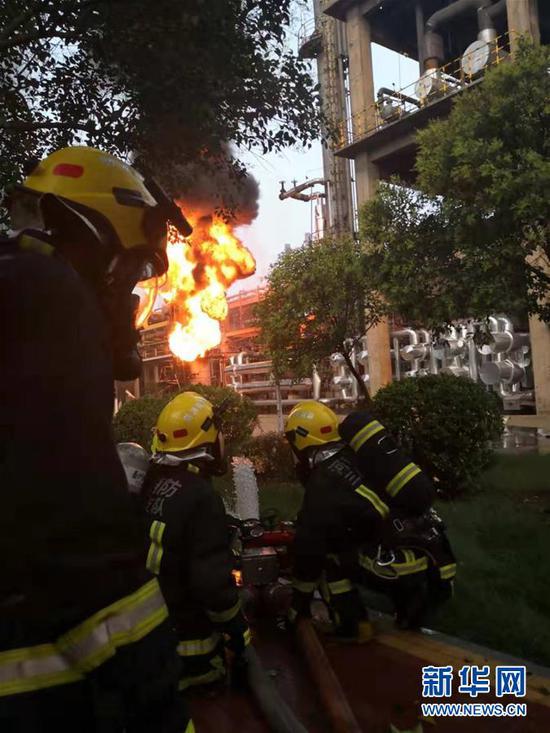 7月19日，消防人员在河南义马气化厂爆炸事故现场紧急救援。新华社发