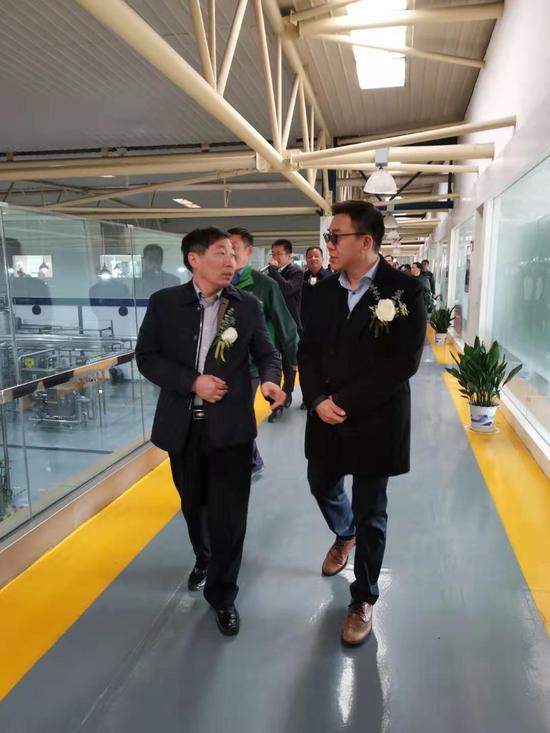 (天长市委副书记、市长贺家平一行在嘉士伯中国董事总经理李志刚陪同下参观精酿线)