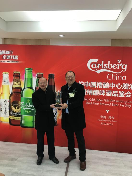 (赠酒仪式现场)
