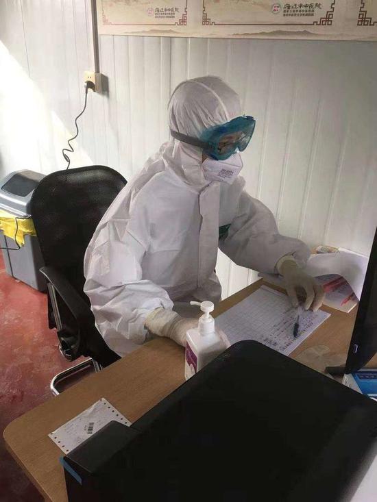 叶小彬在工作