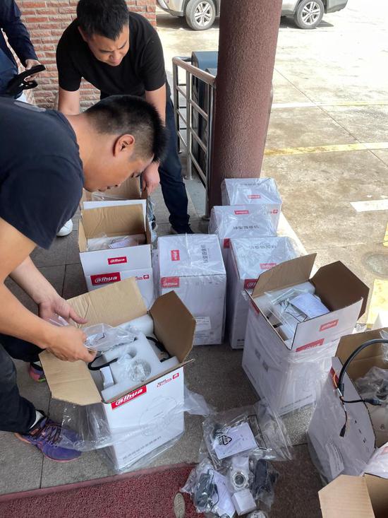 10日下午,10台新的球形摄像机被运到野生动物世界。新华社记者郑梦雨摄