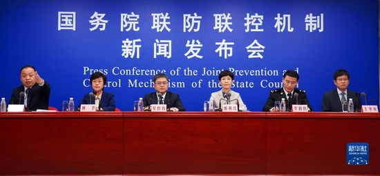 10月30日,国务院联防联控机制在北京召开新闻发布会,介绍进一步做好疫情防控和疫苗接种有关情况,并回答媒体提问。新华社记者 潘旭 摄