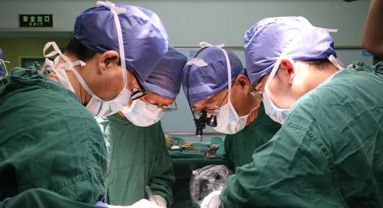 儿子肠坏死靠注射营养液维持生命 父亲捐2.5米小肠