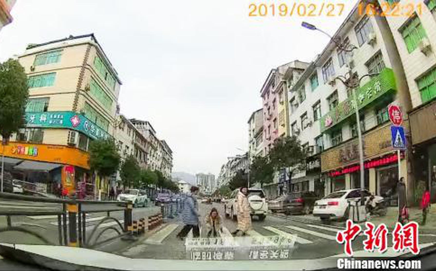 8岁小女孩感恩让行司机获赞，称很意外但会继续敬礼致谢