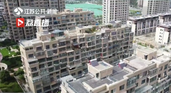 连云港市高新区铂金公馆小区，10栋住宅楼的顶层几乎家家有违建。 截屏图