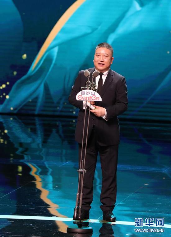 6月10日,《觉醒年代》导演张永新获最佳导演奖。新华社记者 刘颖 摄