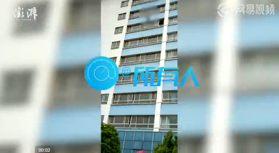 17岁少年撞伤7岁儿童后疑无力赔偿 从医院10楼坠亡