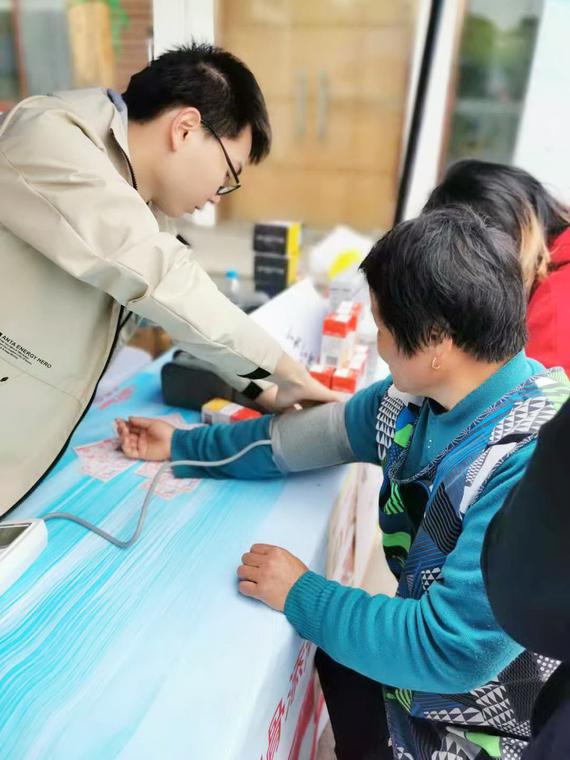 海王星辰携手卡奇尔利用专业医疗机械为跑友们提供赛后医护