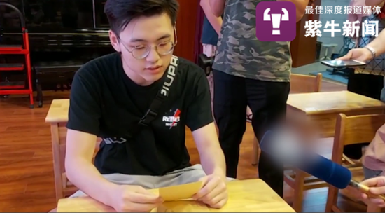 时光胶囊|南京一中学 毕业生回校打开少年时埋下的时光胶囊
