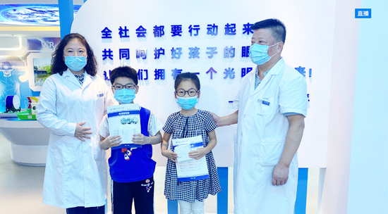 (现场授予云夹和眼健康发育档案)
