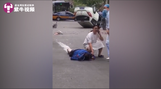 潘磊医生蹲在地上救助伤者