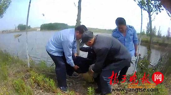 七旬老翁不惧危险 跳下水库救起七旬老太