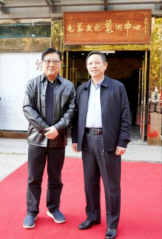 萧平(左)抵会向吴国平表示祝贺
