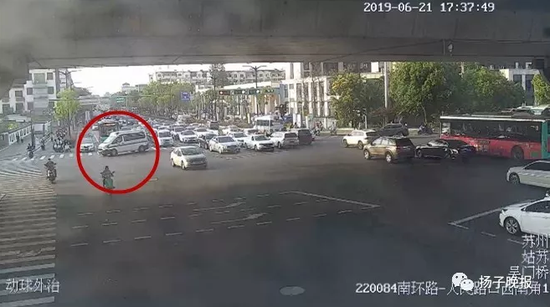 救护车闯红灯斑马线上撞死六旬老人 司机称：可免责